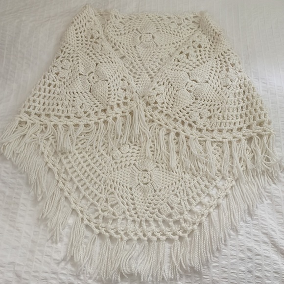Boho crocheted fringed cape - Picture 1 of 8
